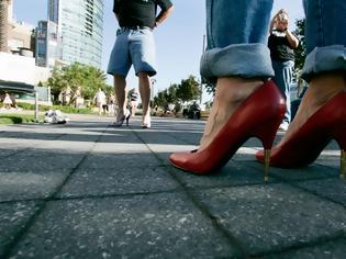 Φωτογραφία για Κορίτσια βγάλτε τα τακούνια! -Δείτε σε 3D τι μπορεί να πάθουν τα πόδια σας (video)