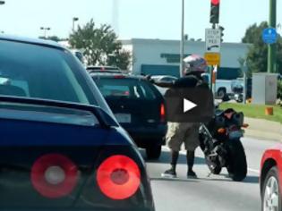 Φωτογραφία για Μοτοσικλετιστής βρήκε έναν ασυνήθιστο τρόπο να ξεμουδιάσει στο φανάρι (Video)