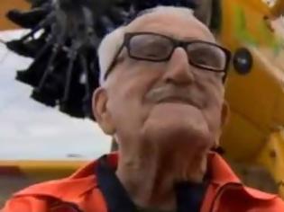 Φωτογραφία για 93χρονος ταξιδεύει επάνω σε φτερό αεροπλάνου [Video]