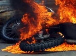 Φωτογραφία για Πάτρα: Στις φλόγες τυλίχθηκε μηχανάκι