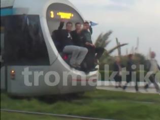 Φωτογραφία για Σοκάρει το περσινό βίντεο από νεαρούς που κρέμονται από τραμ!