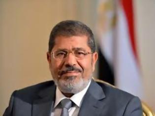 Φωτογραφία για Σε δίκη για «υποκίνηση φόνων» παραπέμπεται ο Μόρσι