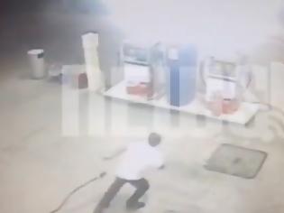 Φωτογραφία για Σοκ στο Μενίδι: Πάτησε γκάζι για να μην πληρώσει βενζίνη και παρέσυρε μια γυναίκα (video)