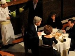 Φωτογραφία για Όταν ο Αμερικανός υπουργός Άμυνας καθόταν στο ίδιο τραπέζι με τον Σύρο πρόεδρο