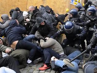 Φωτογραφία για Συγκρούσεις διαδηλωτών με αστυνομικούς στο Βούκοβαρ