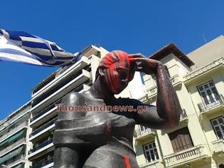 Φωτογραφία για Άγνωστοι βεβήλωσαν το άγαλμα του Ποντιακού Ελληνισμού, στη Θεσσαλονίκη, ρίχνοντας κόκκινη μπογιά