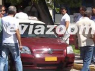 Φωτογραφία για Βίντεο: Ταξιτζήδες πιάστηκαν στα χέρια με αφορμή τη χαμηλή ταρίφα του ενός! Σε ρινγκ μετατράπηκε ο δρόμος
