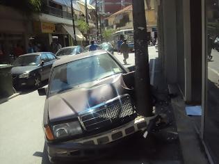 Φωτογραφία για Tροχαίο στο κέντρο της Κατερίνης: Μερσεντες έσπασε κολόνα της ΔΕΗ