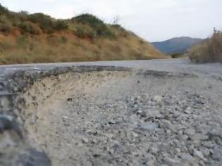 Φωτογραφία για Καλές οι πλατείες αλλά με τις λακκούβες τι θα γίνει; Άποψη αναγνώστη