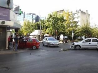 Φωτογραφία για Πάτρα: IX κατέληξε σε... φαρμακείο - Τροχαίο Γούναρη και Αγίου Ανδρέου