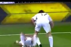 VIDEO: Τώρα ο Πέπε κλωτσάει και συμπαίκτες του!