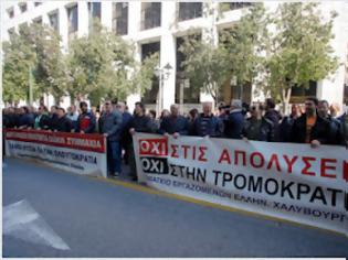 Φωτογραφία για Συγκέντρωση απεργών της Ελληνικής Χαλυβουργίας έξω από το Υπ. Εργασίας