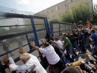 Φωτογραφία για Κάγκελα παντού. Η ΕΛΑΣ αγοράζει νέους φράχτες