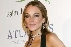 Στο σφυρί βγάζει τα ρούχα της η Lindsay Lohan