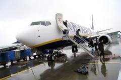 Σε αναγκαστική δίαιτα οι αεροσυνοδοί της Ryanair