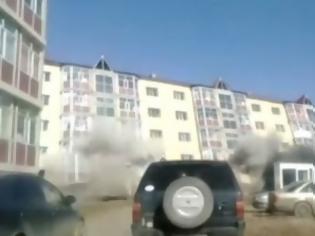 Φωτογραφία για Κτίριο καταρρέει σαν τραπουλόχαρτο! Βίντεο