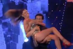 Παρουσιάστρια βγήκε κυριολεκτικά έξω από τα ρούχα της!