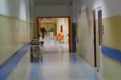 Γνωστός τραγουδιστής εσπευσμένα στο νοσοκομείο