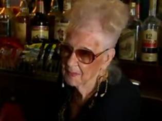 Φωτογραφία για VIDEO: Η πιο καλή μπαργούμαν… είναι 97 χρόνων!