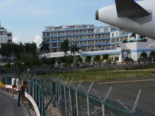 Φωτογραφία για ΑΠΙΣΤΕΥΤΟ VIDEO: Τι συμβαίνει όταν βρεθείς πίσω από αεροπλάνο τη στιγμή της απογείωσης;