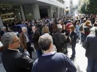 Φωτογραφία για Συγκέντρωση ομολογιούχων έξω από το ΥΠΟΙΚ