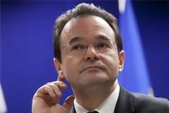 Ο ΠΑΠΑΚΩΝΣΤΑΝΤΙΝΟΥ ΕΣΩΣΕ ΤΗ ΧΩΡΑ ΜΕ ΜΟΛΙΣ 4.000 ΕΥΡΩ ΜΙΣΘΟ!