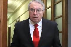 Δώρο Μπαμπινιώτη στους γόνους εύπορων πολύτεκνων οικογενειών