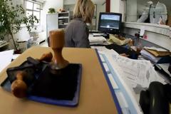 Λιγότεροι κατά 53.000 οι δημόσιοι υπάλληλοι