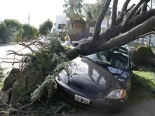 Φωτογραφία για Δεκαεπτά άνθρωποι έχασαν τη ζωή τους στην Αργεντινή από τη χειρότερη καταιγίδα του τελευταίου αιώνα