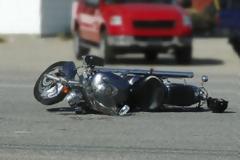 Ερέτρια : Ασυνείδητος οδηγός χτύπησε με το αυτοκίνητο μοτοσυκλετιστή και τον εγκατέλειψε!