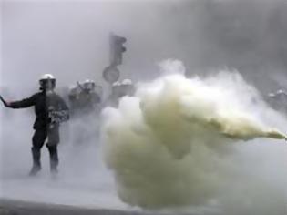 Φωτογραφία για Παραβιάζει τα ανθρώπινα δικαιώματα η ρίψη δακρυγόνων εναντίον ειρηνικών διαδηλωτών