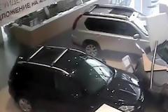 Οδηγός τα σπάει κυριολεκτικά σε αντιπροσωπεία αυτοκινήτων! Τα κάνει όλα γυαλιά καρφιά! [video]