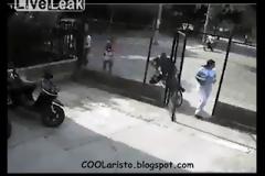Μοτοσυκλετιστής, κάρφωσε κυριολεκτικά! (video)