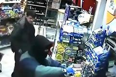 Απίστευτο βίντεο:Μεθυσμένος δέρνει οπλισμένο ληστή!