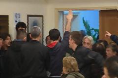 Χαιρέτησε ναζιστικά στη συνεδρίαση του δημοτικού συμβουλίου Λαμίας. 'Eνταση με πολίτες και στελέχη της Χρυσής Αυγής [video]