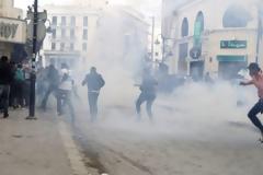 Τα ανθρώπινα δικαιώματα παραβιάζονται από τα δακρυγόνα στις διαδηλώσεις