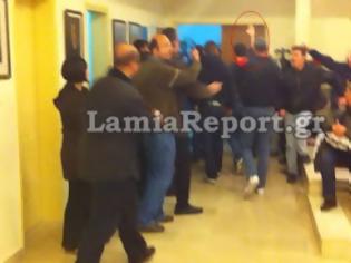 Φωτογραφία για Λαμία: Χαμός στο δημοτικό συμβούλιο Λαμίας έπειτα από ναζιστικό χαιρετισμό μέλους της Χ.Α...(βίντεο)