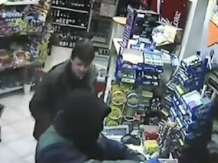 Φωτογραφία για ΑΠΙΣΤΕΥΤΟ VIDEO: Μεθυσμένος δέρνει οπλισμένο ληστή!