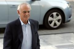 ΔΕΙΤΕ ΣΕ ΒΙΝΤΕΟ: Όχι χειροπέδες, ούτε αγκαζέ δεν κρατούν οι αστυνομικοί τον Άκη, στην ΓΑΔΑ [ΒΙΝΤΕΟ - ΠΡΟΚΛΗΣΗ]