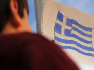 Φωτογραφία για Συγκινητική ταινία μικρού μήκους: Το αγοράκι και η ελληνική σημαία… [video]