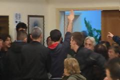 Χαιρέτησε ναζιστικά στη συνεδρίαση του δημοτικού συμβουλίου Λαμίας. 'Eνταση με πολίτες και στελέχη της Χρυσής Αυγής.(video)