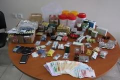 2 λαθροέποικοι Ινδοί κι ένας από το Νεπάλ, έμπαζαν ναρκωτικά από τη χώρα τους μέσω ταχυδρομείου!