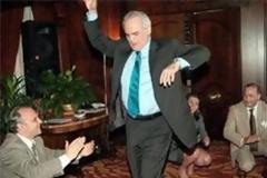 Η ΧΛΙΔΑΤΗ ΖΩΗ ΤΟΥ ΑΚΗ ΣΤΗΝ … ΑΓΚΑΛΙΑ ΤΟΥ ΠΑΣΟΚ