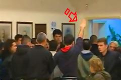 Χρυσαυγίτης χαιρέτησε ναζιστικά στο Δημοτικό Συμβούλιο Λαμίας..(Ολόκληρο το Βίντεο)