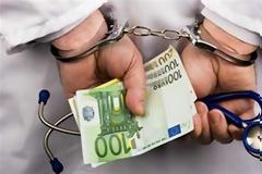 Γιατρός συνελήφθη με φακελάκι στο χέρι - Κατέρρευσε όταν είδε τους αστυνομικούς