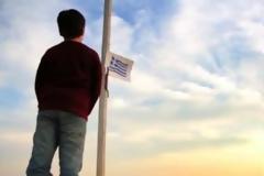 Δείτε το συγκινητικό ΒΙΝΤΕΟ με το αγοράκι και την Ελληνική σημαία!