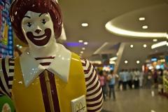 Ιερόδουλη κατηγορεί τα McDonald's