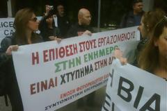Συγκέντρωση διαμαρτυρίας φωτορεπόρτερ-δημοσιογράφων έξω από το Προεδρικό Μέγαρο