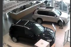 VIDEO: Εισέβαλε με το αυτοκίνητό του μέσα σε αντιπροσωπεία και τα έσπασε όλα