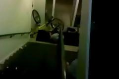 Δείτε πως ΔΕΝ πρέπει να κατεβαίνετε τις σκάλες! [Video]